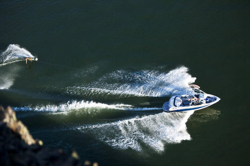 西方人,成年人,一个人,两个人,横图,竖图,俯视,室外,白天,锻炼,运动,水,欧洲,美国,欧洲人,仅一个男性,仅一个人,溅,悬崖,极限运动,仅一个年轻男性,风景,船尾波,波浪,摄影,迅速,室外运动,滑水,户外运动,水上运动,摩托艇,特技,滑水运动,体育,男人,男性,年轻男性,白种人,年轻人,彩图,高角度拍摄,健身