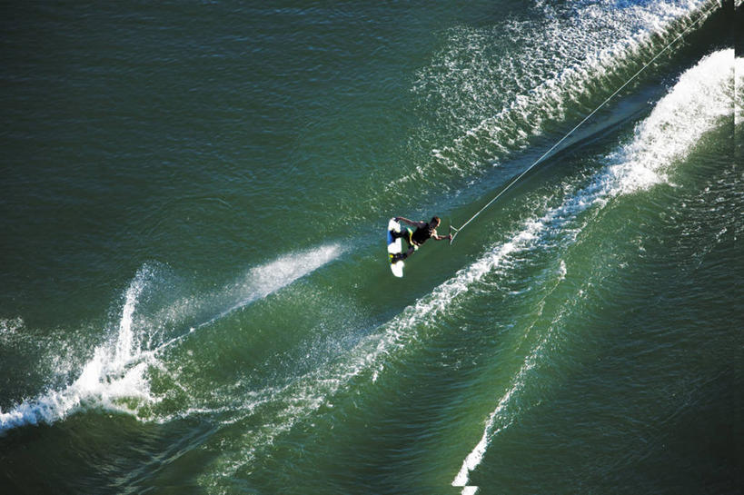 西方人,成年人,一个人,跳,横图,俯视,室外,白天,锻炼,兴奋,运动,水,欧洲,美国,欧洲人,仅一个男性,仅一个人,溅,半空,极限运动,仅一个年轻男性,风景,绳子,船尾波,摄影,迅速,室外运动,滑水,户外运动,水上运动,摩托艇,特技,滑水运动,体育,男人,男性,年轻男性,白种人,年轻人,彩图,高角度拍摄,健身