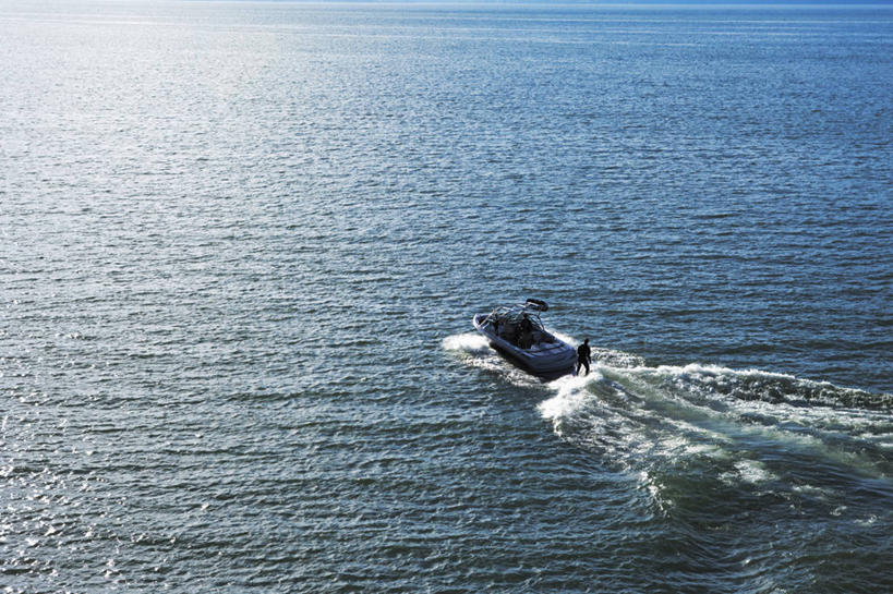 西方人,成年人,一个人,两个人,横图,俯视,室外,白天,锻炼,运动,欧洲,美国,欧洲人,仅一个男性,仅一个人,极限运动,仅一个年轻男性,波浪,活力,运输,摄影,迅速,室外运动,滑水,户外运动,水上运动,摩托艇,技能,滑水运动,体育,男人,男性,年轻男性,白种人,年轻人,休闲活动,彩图,高角度拍摄,健身