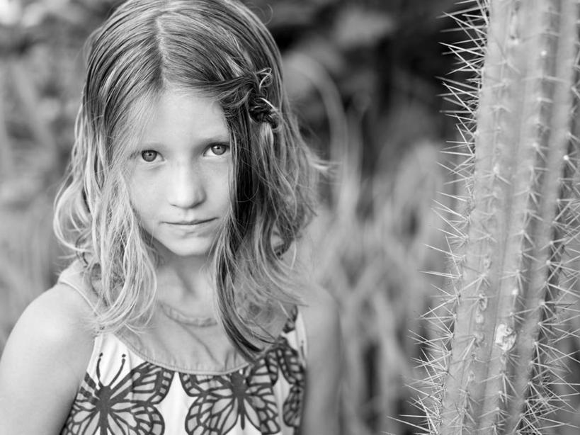 西方人,儿童,脸,头,脸颊,头发,一个人,横图,黑白,室外,白天,纯洁,仙人掌,欧洲,欧洲人,仅一个女性,仅一个人,肩膀,小孩,仅一个小孩,金色,可爱,童年,童趣,摄影,荆棘,肖像,童真,烂漫,无邪,英属维京群岛,安圭拉岛,天真,女孩,女人,女性,白种人,孩子,头部,长发,脸部,脸蛋,面部,上装,肉质植物,女生