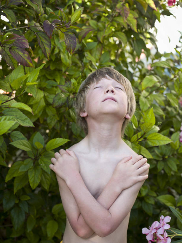 西方人,儿童,头发,一个人,双手交叉,竖图,室外,白天,正面,纯洁,欧洲,欧洲人,仅一个男性,仅一个人,裸露,花,小孩,仅一个小孩,金色,可爱,童年,童趣,摄影,双手抱胸,裸,童真,烂漫,无邪,英属维京群岛,安圭拉岛,天真,男孩,男人,男性,白种人,孩子,闭着眼睛,半身,彩图,短发,男生