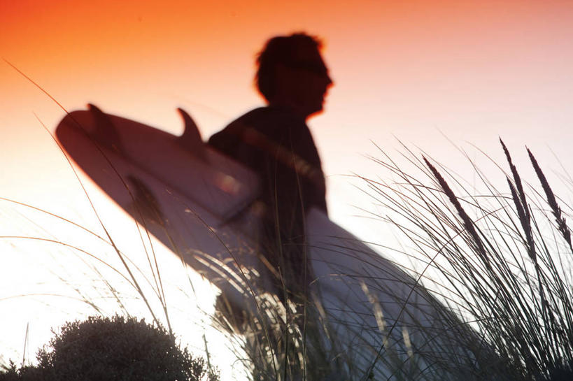 冲浪,成年人,中年人,老年人,一个人,横图,室外,侧面,日出,仅一个男性,仅一个人,仅一个中年男性,朦胧,模糊,冲浪板,橙色,摄影,宁静,运送,塔斯马尼亚,滨草,男人,男性,中年男性,休闲活动,步行,彩图