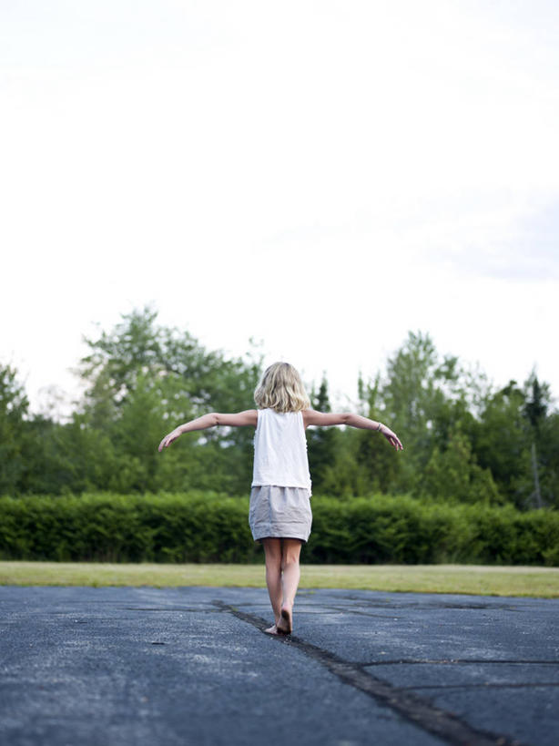 西方人,儿童,头发,一个人,举,竖图,室外,白天,留白,裙子,纯洁,欧洲,美国,欧洲人,仅一个女性,仅一个人,服装,树,小孩,背面,衣服,天空,托,仅一个小孩,赤脚,金色,可爱,平衡,童年,童趣,摄影,服饰,准确,衣着,穿着,童真,沥青,烂漫,无邪,缅因州,波特兰,四肢,衣饰,天真,女孩,女人,女性,白种人,孩子,手臂,步行,举起,举手,举着,向上举,向上伸,向上托,彩图,女生