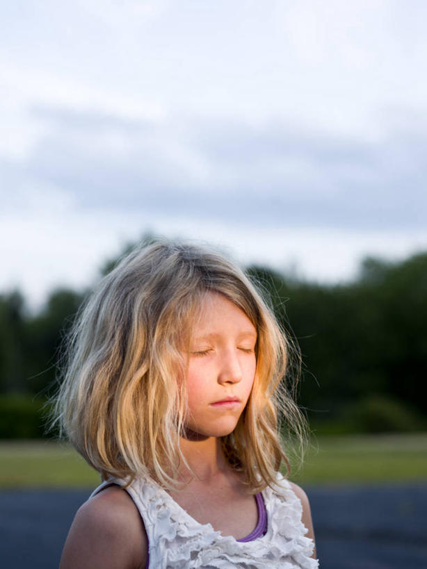 西方人,儿童,脸,头,脸颊,头发,一个人,站,竖图,室外,纯洁,日落,日光,欧洲,美国,欧洲人,仅一个女性,仅一个人,服装,肩膀,小孩,衣服,仅一个小孩,金色,可爱,童年,童趣,摄影,服饰,衣着,穿着,童真,烂漫,无邪,缅因州,波特兰,衣饰,天真,女孩,女人,女性,白种人,孩子,头部,脸部,脸蛋,面部,闭着眼睛,彩图,女生,白日梦