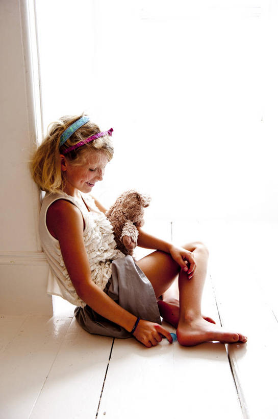 西方人,儿童,头发,一个人,坐,微笑,竖图,室内,白天,留白,侧面,裙子,快乐,纯洁,建材,地板,建筑,猪,日光,欧洲,美国,欧洲人,仅一个女性,仅一个人,服装,材料,木板,木材,束发带,地面,木地板,木柴,小孩,衣服,仅一个小孩,赤脚,金色,可爱,童年,童趣,摄影,建造,服饰,毛绒玩具,木料,衣着,穿着,逆光,童真,烂漫,无邪,缅因州,波特兰,衣饰,硬木,天真,女孩,女人,女性,白种人,孩子,坐着,彩图,女生