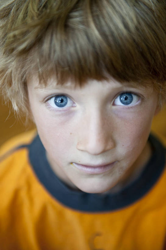 西方人,儿童,眼睛,一个人,竖图,俯视,室内,特写,白天,正面,纯洁,欧洲,美国,欧洲人,仅一个男性,仅一个人,小孩,蓝色,仅一个小孩,可爱,童年,童趣,凝视,摄影,头像,部分,肖像,童真,烂漫,无邪,缅因州,波特兰,天真,男孩,男人,男性,白种人,孩子,彩图,高角度拍摄,男生,好奇心