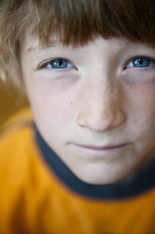 西方人,儿童,眼睛,一个人,笑,微笑,竖图,俯视,室内,特写,白天,正面,纯洁,欧洲,美国,欧洲人,仅一个男性,仅一个人,小孩,蓝色,仅一个小孩,眯眼,可爱,童年,童趣,眯,凝视,摄影,头像,部分,肖像,童真,烂漫,无邪,缅因州,波特兰,天真,男孩,男人,男性,白种人,孩子,彩图,高角度拍摄,男生,好奇心