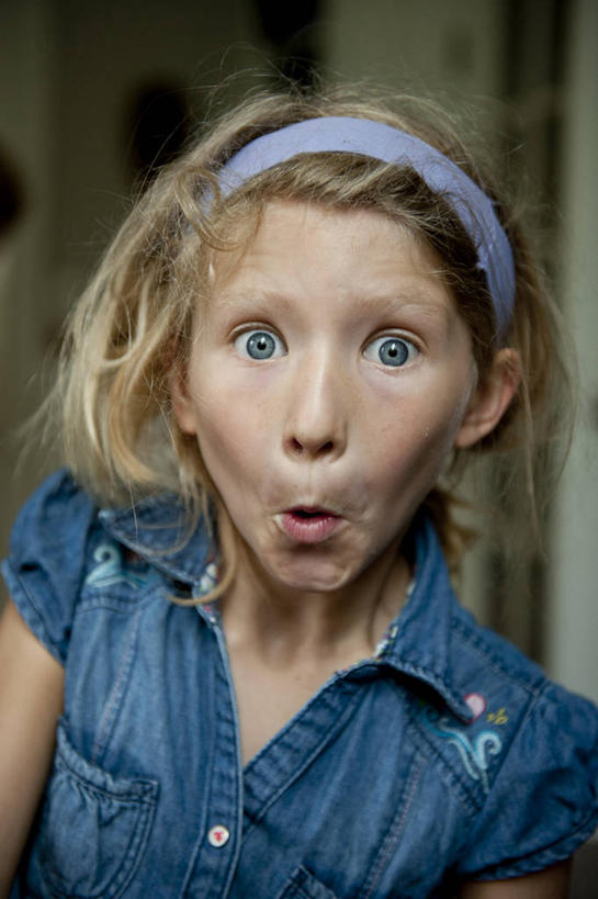 西方人,儿童,脸,头,眼睛,嘴,脸颊,头发,一个人,竖图,室内,白天,快乐,纯洁,欧洲,美国,欧洲人,仅一个女性,仅一个人,束发带,肩膀,小孩,蓝色,张嘴,仅一个小孩,金色,可爱,童年,童趣,凝视,摄影,惊奇,肖像,张大嘴巴,童真,烂漫,无邪,缅因州,波特兰,天真,女孩,女人,女性,白种人,孩子,头部,口,口腔,脸部,脸蛋,面部,嘴巴,嘴唇,张开嘴,彩图,女生