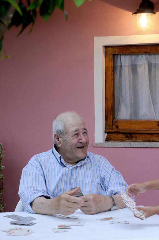 西方人,成年人,老年人,脸,头,脸颊,手,头发,两个人,坐,微笑,竖图,室外,满意,幸福,窗户,桌子,纸牌,意大利,欧洲,欧洲人,拿着,休闲装,肩膀,黄昏,乐趣,摄影,部分,照亮,退休,电灯泡,享乐,老年男性,男人,男性,白种人,头部,脸部,脸蛋,面部,休闲活动,彩图,发际线后移