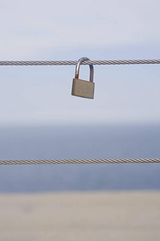 无人,竖图,室外,特写,白天,安全,西班牙,巴塞罗那,吊挂,悬挂,挂,摄影,保护,金属丝,挂锁,地中海,加泰隆尼亚,彩图