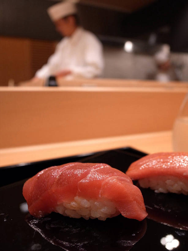 寿司,成年人,一个人,竖图,室内,桌子,日本,仅一个男性,准备,日本文化,日本料理,米,鲔鱼,饮食,一个,盘子,摄影,单个,清新,健康食物,海产,彩图