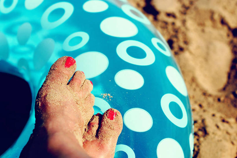 游泳,成年人,腿,一个人,横图,室外,白天,度假,美国,仅一个女性,救生圈,沙子,塑料,指甲油,塑料制品,游泳圈,赤脚,放松,摄影,充气,部分,救生,泅水,四肢,海滩,休闲活动,彩图