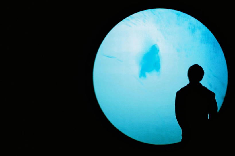 一个人,横图,纽约,美国,黑色背景,圆形,思考,摄影,影棚,摄影棚,剪影,纽约州,男性,彩图,影棚拍摄,拍摄,独处