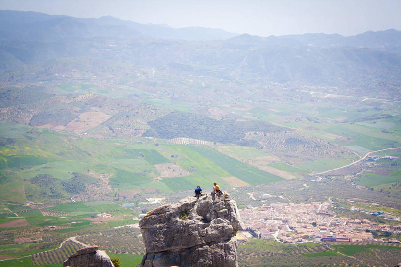 两个人,坐,横图,俯视,航拍,室外,白天,山,山脉,西班牙,地形,田地,山谷,天空,自然,摄影,巨大,庞大,环境,岩层,鸟瞰,安达路西亚,宏大,硕大,伟大,安特克拉,冒险,岩石,休闲活动,彩图,高角度拍摄