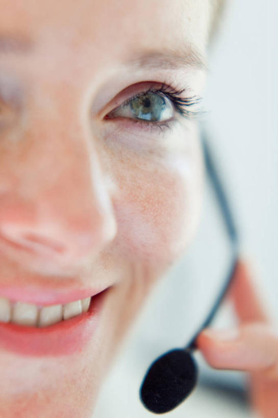 成年人,中年人,眼睛,一个人,微笑,竖图,室内,特写,白天,通讯,德国,仅一个女性,仅一个人,首都,柏林,蓝色,耳麦,仅一个中年女性,摄影,头像,部分,肖像,接待员,女人,女性,中年女性,彩图