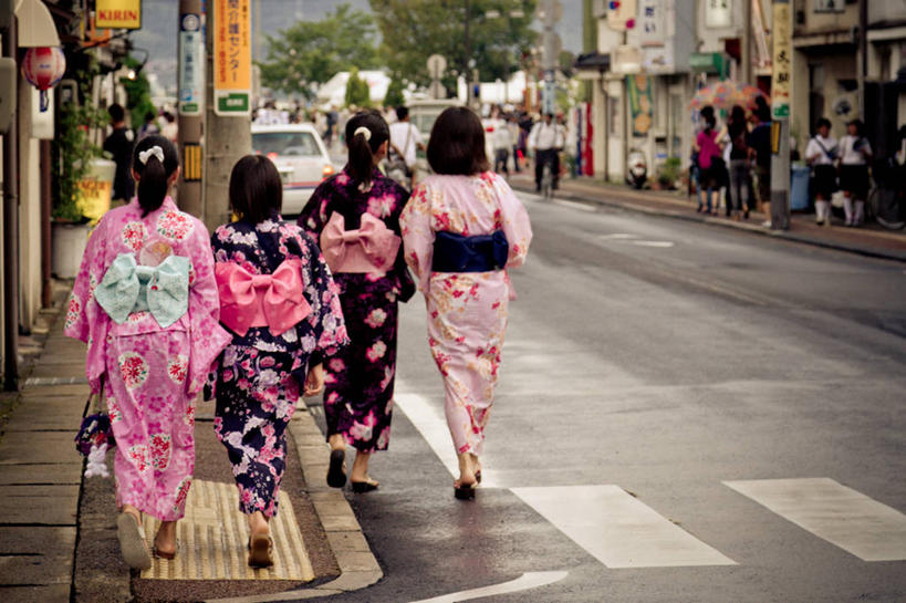 成年人,四个人,横图,室外,白天,城市,道路,街道,路,公路,日本,日本文化,交通,背面,运输,摄影,岛根县,马路,步行,彩图,旅行,松江市
