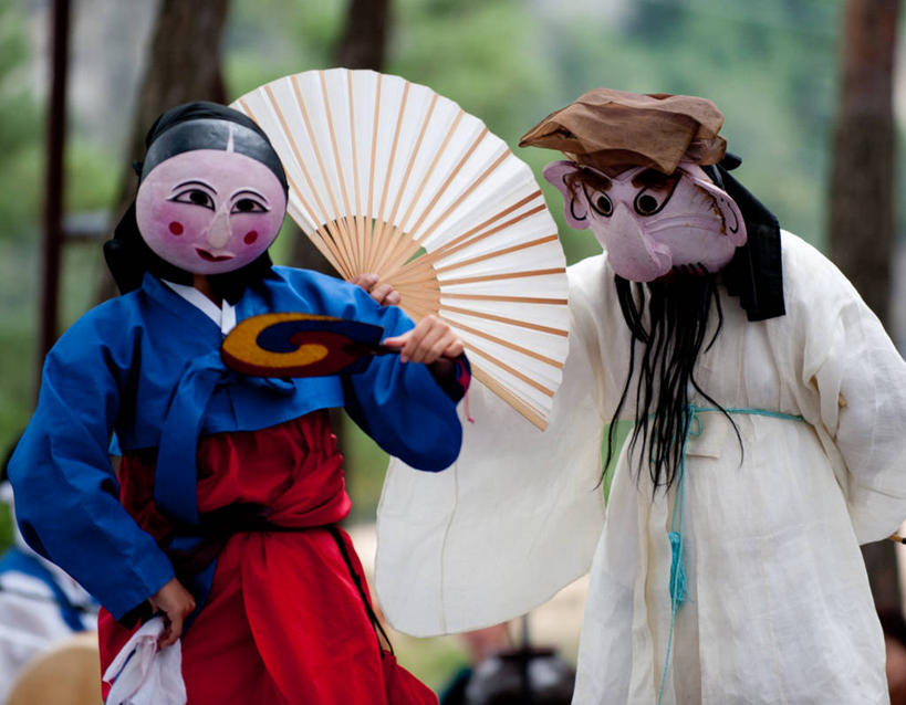 成年人,两个人,横图,室外,白天,民族服装,韩国,表演,服装,庆祝,折扇,古典,拿着,文化,传统,衣服,叉腰,遮,遮掩,摄影,服饰,古装,掩盖,遮挡,遮盖,掩饰,韵味,男人,女人,半身,彩图,传统服装,民俗服,舞蹈,传统节日