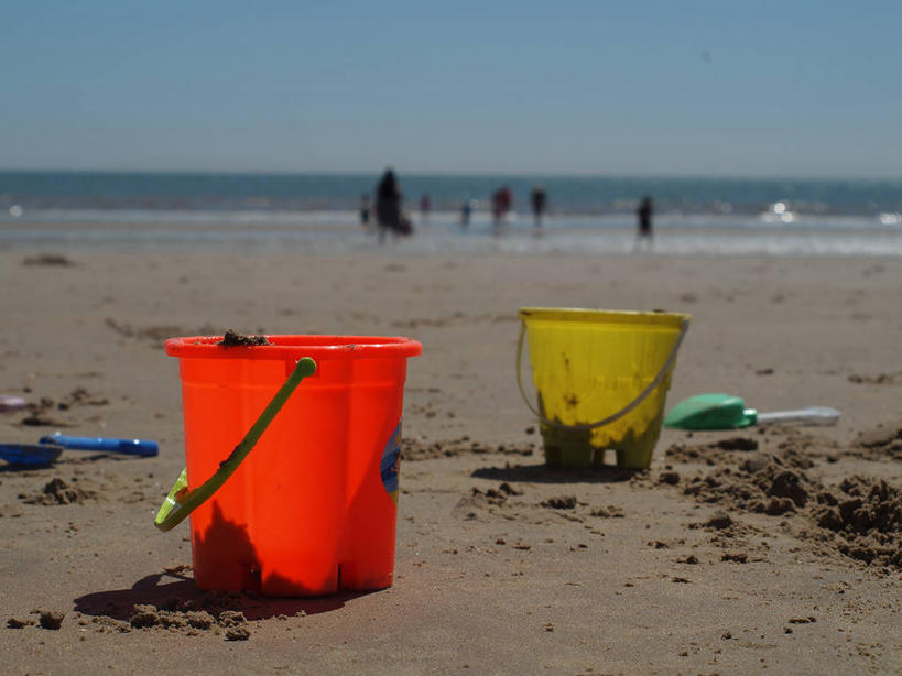 横图,室外,白天,度假,海洋,英国,铲子,沙子,桶,水平线,黄色,天空,容器,橙色,童年,摄影,储藏,储存,万里无云,海滩,休闲活动,彩图,手铲,贮存