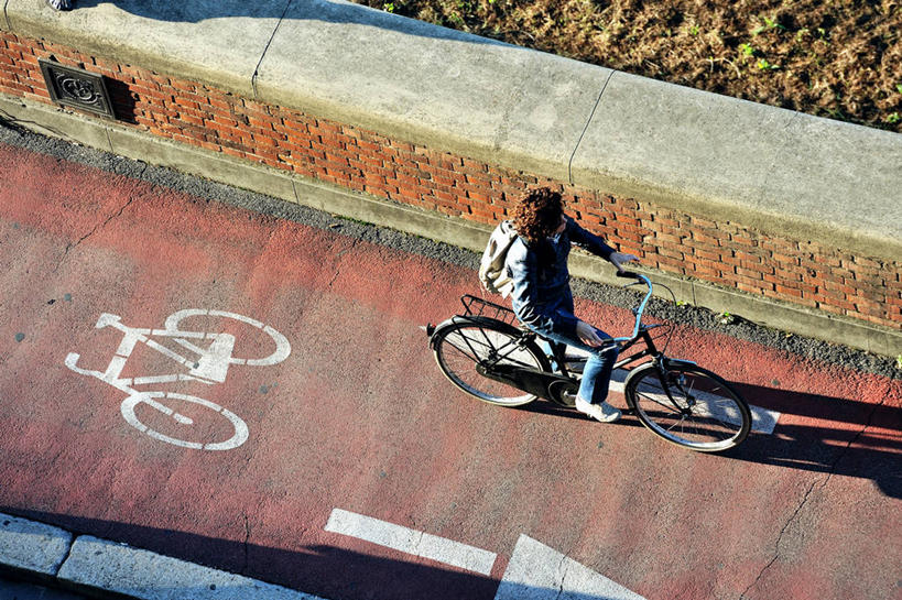 成年人,一个人,坐,横图,俯视,室外,白天,路,自行车,意大利,仅一个男性,阴影,休闲装,车,脚踏车,骑,交通工具,骑车,运输,摄影,指导,载具,托斯卡纳区,彩图,高角度拍摄,自行车道