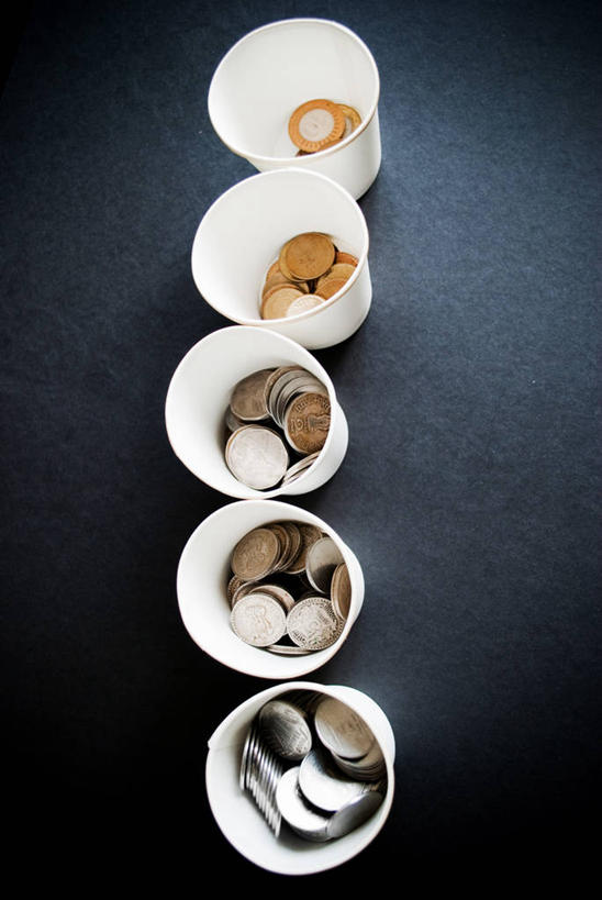 无人,竖图,俯视,印度,一排,黑色背景,丰富,整齐,杯,排列,财富,金融,摄影,多样,队列,一次性杯子,收集,哈里亚纳邦,硬币,彩图,高角度拍摄,影棚拍摄