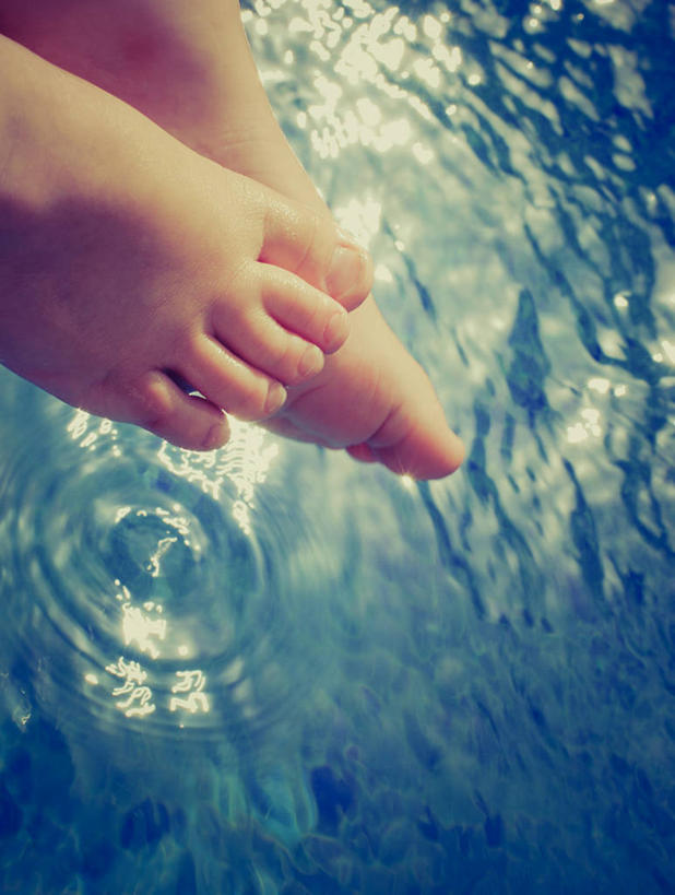 儿童,一个人,游泳池,竖图,俯视,室外,特写,白天,纯洁,水,巴林,波纹,蓝色背景,首都,赤脚,可爱,童年,童趣,摄影,部分,足,童真,波斯湾,烂漫,无邪,麦纳麦,天真,彩图,高角度拍摄