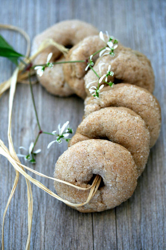 葡萄酒,无人,竖图,室内,桌子,德国,一排,整齐,木制,食品,干草,意大利食品,曲奇,饮食,排列,摄影,队列,清新,多纳圈,彩图,成分