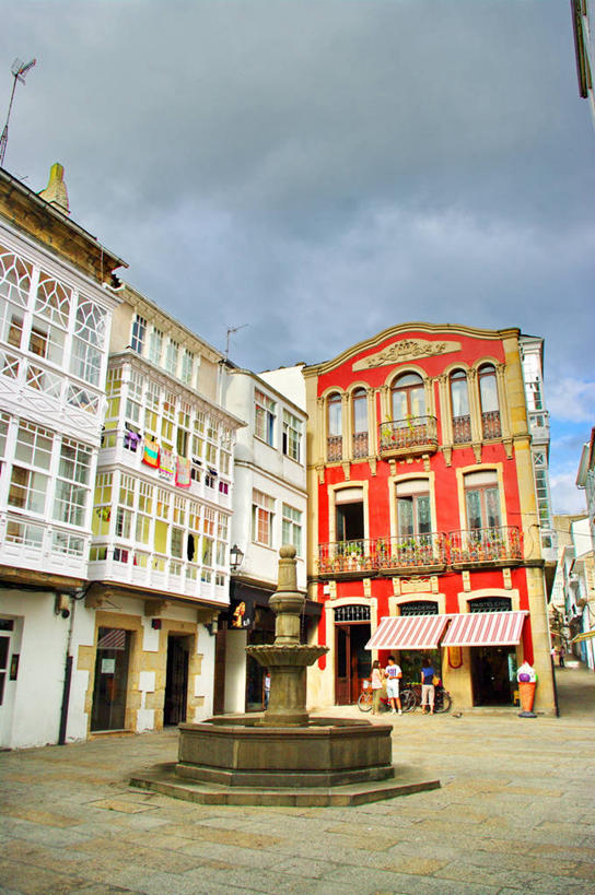 商店,竖图,室外,白天,窗户,建筑,喷泉,西班牙,红色,天空,摄影,加利西亚,彩图