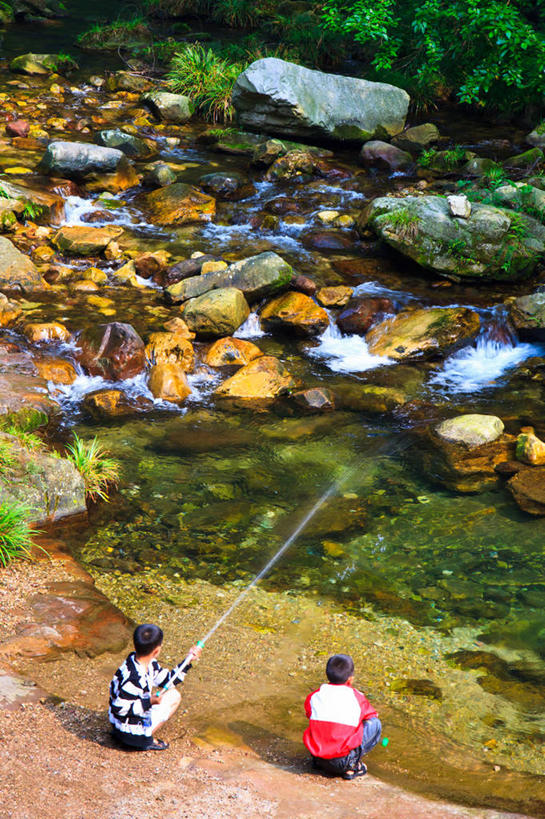 儿童,一个人,两个人,蹲,竖图,俯视,室外,白天,纯洁,河流,水,张家界,仅一个男性,仅一个人,喷,条纹,拿着,休闲装,小孩,仅一个小孩,可爱,乐趣,童年,童趣,摄影,享乐,童真,烂漫,无邪,湖南省,张家界国家森林公园,玩具水枪,天真,男孩,男人,男性,孩子,岩石,休闲活动,彩图,高角度拍摄,男生