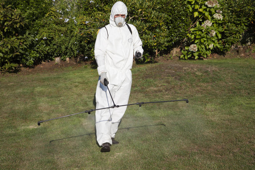 成年人,一个人,横图,室外,白天,正面,工作服,制服,化妆,安全,农业,机器,草坪,西班牙,仅一个男性,喷,庭院,园艺,防护,拿着,注视,草,树,观察,看,机械,摄影,观看,保护,察看,关爱,关注,保险,防护服,喷雾器,保全,周全,安稳,安定,工作制服,平安,步行,彩图,工作套服