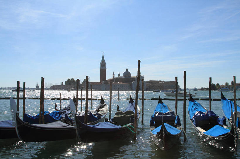 无人,教堂,横图,室外,白天,水,建筑,船,意大利,威尼斯,一排,停靠,整齐,木制,云,杆,排列,天空,地标建筑,交通工具,运输,摄影,舟,基督教,队列,停泊,载具,意大利文化,圣乔治教堂,彩图