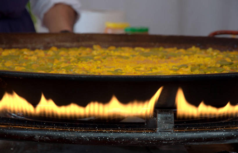 成年人,一个人,家庭,横图,室内,白天,厨房,火,西班牙,仅一个男性,准备,火焰,热,饮食,温暖,温馨,一家人,摄影,巨大,庞大,部分,和睦,清新,健康食物,宏大,硕大,伟大,巴伦西亚省,烹调,彩图,融洽,肉菜饭