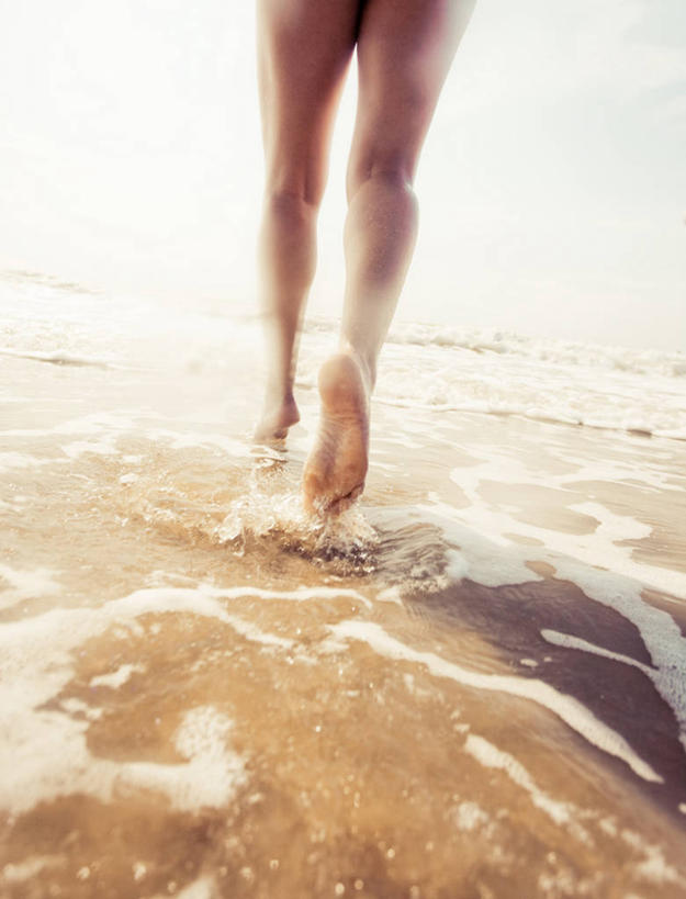 成年人,腿,一个人,跑,竖图,室外,白天,度假,海浪,海洋,法国,仅一个女性,湿,沙子,水平线,云,天空,赤脚,摄影,踏步,部分,四肢,海滩,彩图,感知