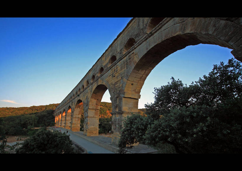 无人,横图,室外,白天,河流,法国,欧洲,一排,整齐,柱子,地平线,拱门,辽阔,地面,联系,历史,树,排列,广阔,摄影,宁静,一望无际,西欧,队列,法兰西,延伸,法国文化,加德桥,万里无云,法兰西共和国,天地相交,法兰西第五共和国,无边无际,一马平川,朗格多克.鲁西永,朗格多克.鲁西永大区,彩图