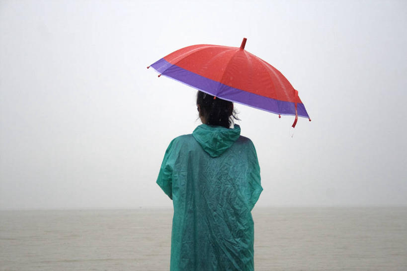 成年人,脸,头,脸颊,一个人,横图,室外,白天,海洋,孟加拉国,亚洲,仅一个女性,伞,水平线,天气,拿着,肩膀,一个,背面,天空,摄影,单个,保护,雨衣,南亚,孟加拉人民共和国,头部,脸部,脸蛋,面部,彩图,独处