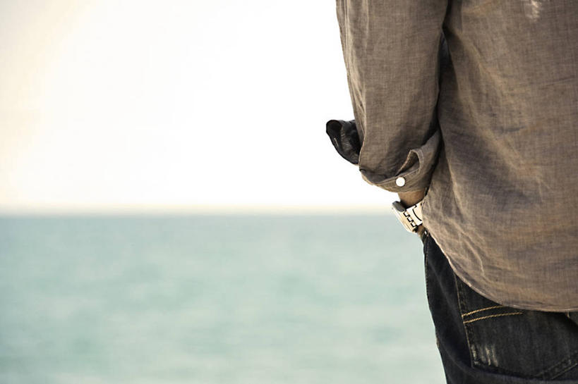 成年人,一个人,站,横图,室外,特写,白天,海洋,西班牙,仅一个男性,牛仔裤,休闲装,表,摄影,部分,手插袋,巴伦西亚省,插兜,手插兜,彩图,手抄兜