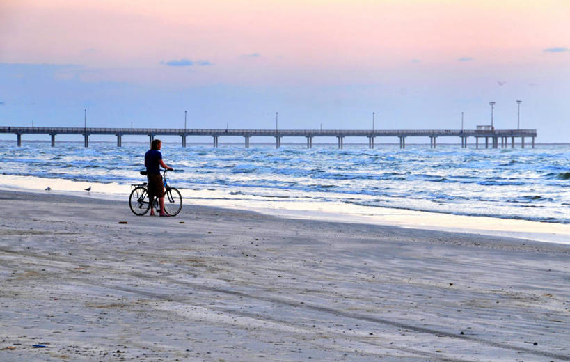 一个人,码头,横图,室外,日出,海浪,海洋,水,自行车,美国,沙子,云,车,脚踏车,骑,天空,自然,交通工具,波浪,骑车,摄影,宁静,早晨,载具,海滩,彩图,海港