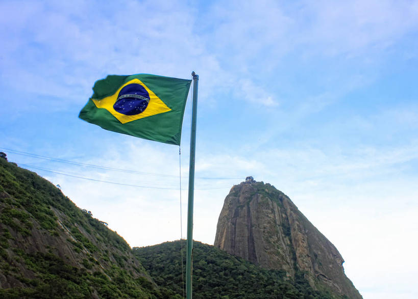无人,横图,室外,白天,仰视,骄傲,山,巴西,摇摆,云,天空,自然,地标建筑,摄影,里约热内卢,身份,爱国主义,里约热内卢州,甜面包山,彩图,低角度拍摄,巴西国旗