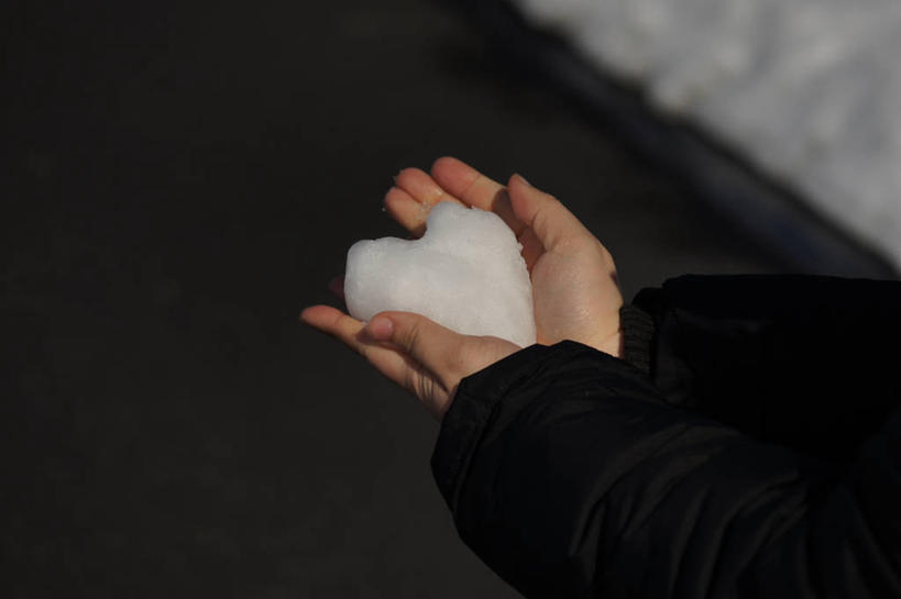 手,一个人,横图,室外,特写,白天,雪,美国,冰,拿着,一个,寒冷,摄影,单个,部分,想法,心型,捧着,彩图,爱