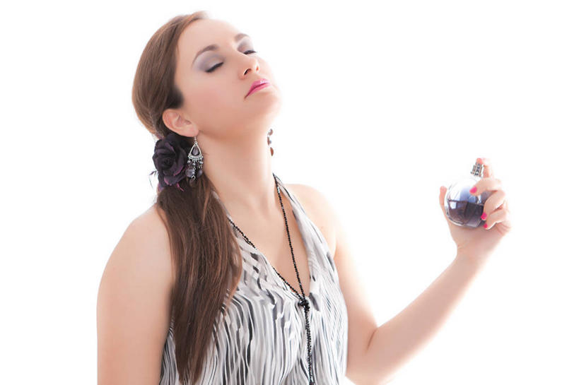 西方人,成年人,中年人,脸,头,脸颊,一个人,站,横图,白色背景,正面,西班牙,欧洲,欧洲人,仅一个女性,仅一个人,服装,拿着,休闲装,肩膀,衣服,仅一个中年女性,香水,香水瓶,摄影,服饰,生活方式,衣着,穿着,华贵,衣饰,女人,女性,中年女性,白种人,头部,脸部,脸蛋,面部,闭着眼睛,彩图,影棚拍摄