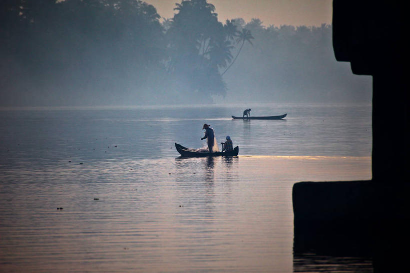 三个人,渔夫,横图,室外,船,印度,黎明,树,自然,运输,摄影,早晨,喀拉拉邦,死水,休闲活动,彩图,钓鱼