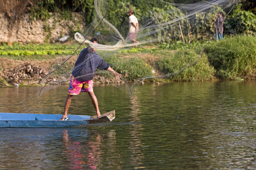 成年人,一个人,渔夫,横图,室外,白天,正面,渔业,海洋,老挝,仅一个男性,反射,渔船,首都,拿着,运输,摄影,渔网,万荣,扔,彩图