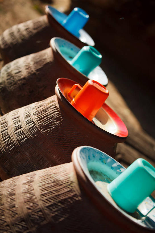 无人,竖图,室外,特写,白天,日光,缅甸,一排,整齐,杯,排列,红色,蓝色,盘子,容器,摄影,宗教,佛教,多样,队列,彩图,缅甸文化