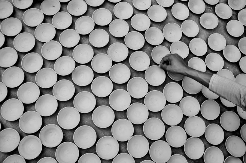 手,一个人,横图,俯视,黑白,背景,重复,孟加拉国,亚洲,一排,许多,准备,丰富,整齐,首都,很多,拿着,布置,排列,碗,陶器,摄影,部分,队列,南亚,陶工,孟加拉人民共和国,达卡,高角度拍摄