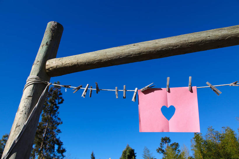 无人,横图,室外,白天,仰视,通讯,美国,吊挂,悬挂,贺卡,挂,树,粉色,晾衣服,摄影,英文字母,加利福尼亚,消息,衣夹,万里无云,想法,心型,彩图,低角度拍摄,爱