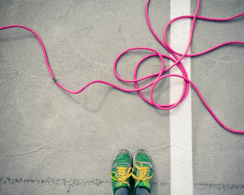 一个人,横图,俯视,室内,时尚,地板,鞋子,美国,混凝土,粉色,黄色,绿色,紫色,白色,灰色,摄影,能源,电,部分,加利福尼亚,足,旧金山,彩图,高角度拍摄,电力电缆