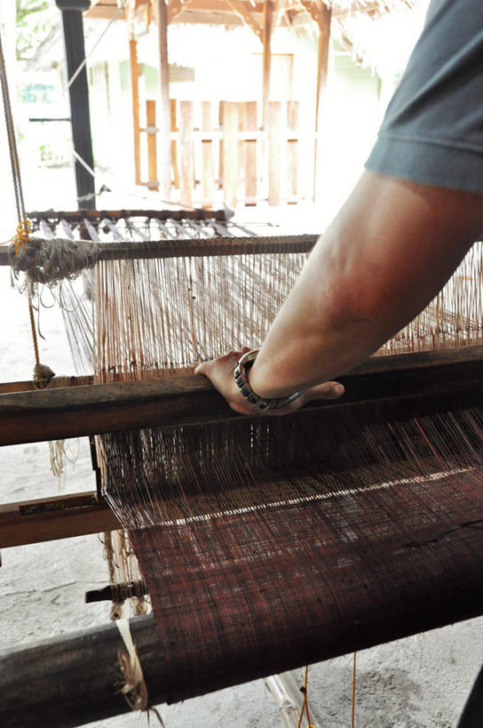 手,一个人,竖图,室内,白天,菲律宾,工作,织物,拿着,纺织,摄影,部分,技能,织机,彩图,纺织工业,机织物