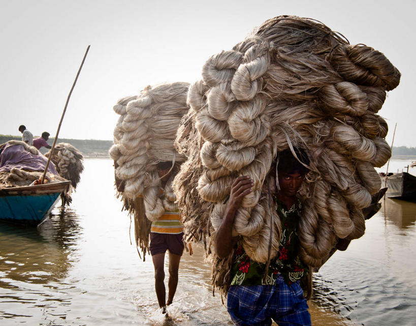 成年人,中年人,老年人,农民,横图,室外,白天,团队,水,船,孟加拉国,亚洲,五个人,工作,帆布,拿着,休闲装,天空,头顶,摄影,努力,南亚,孟加拉人民共和国,老年男性,年轻男性,中年男性,年轻人,步行,半身,彩图,达卡区