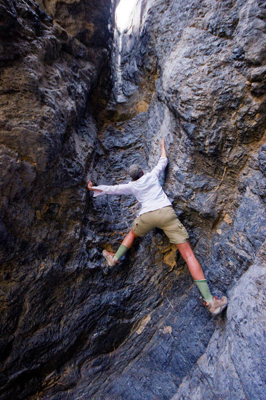 西方人,成年人,中年人,一个人,攀登,竖图,室外,白天,旅游,度假,探险,自由,风险,欧洲,美国,欧洲人,仅一个男性,仅一个人,仅一个中年男性,休闲装,娱乐,背面,享受,休闲,放松,摄影,张开双腿,上升,岩层,加利福尼亚,展开双腿,冒险,男人,男性,中年男性,白种人,岩石,彩图,伸展双腿,洞室