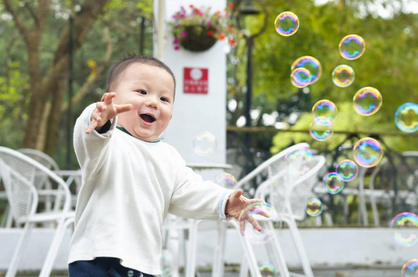 婴儿,儿童,一个人,站,横图,室外,白天,正面,快乐,纯洁,桌子,椅子,台湾,仅一个人,追赶,树,小孩,泡泡,张嘴,可爱,童年,摄影,活泼,脆弱,宝宝,张大嘴巴,纯真,烂漫,无邪,伶俐,天真,亚洲人,中国人,孩子,张开嘴,半身,彩图