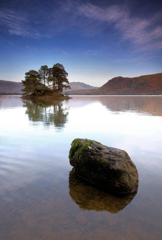 无人,竖图,室外,白天,美景,山,英国,反射,岛,景观,云,海湾,树,风景,天空,自然,景色,摄影,宁静,自然风光,德文特湖,岩石,彩图